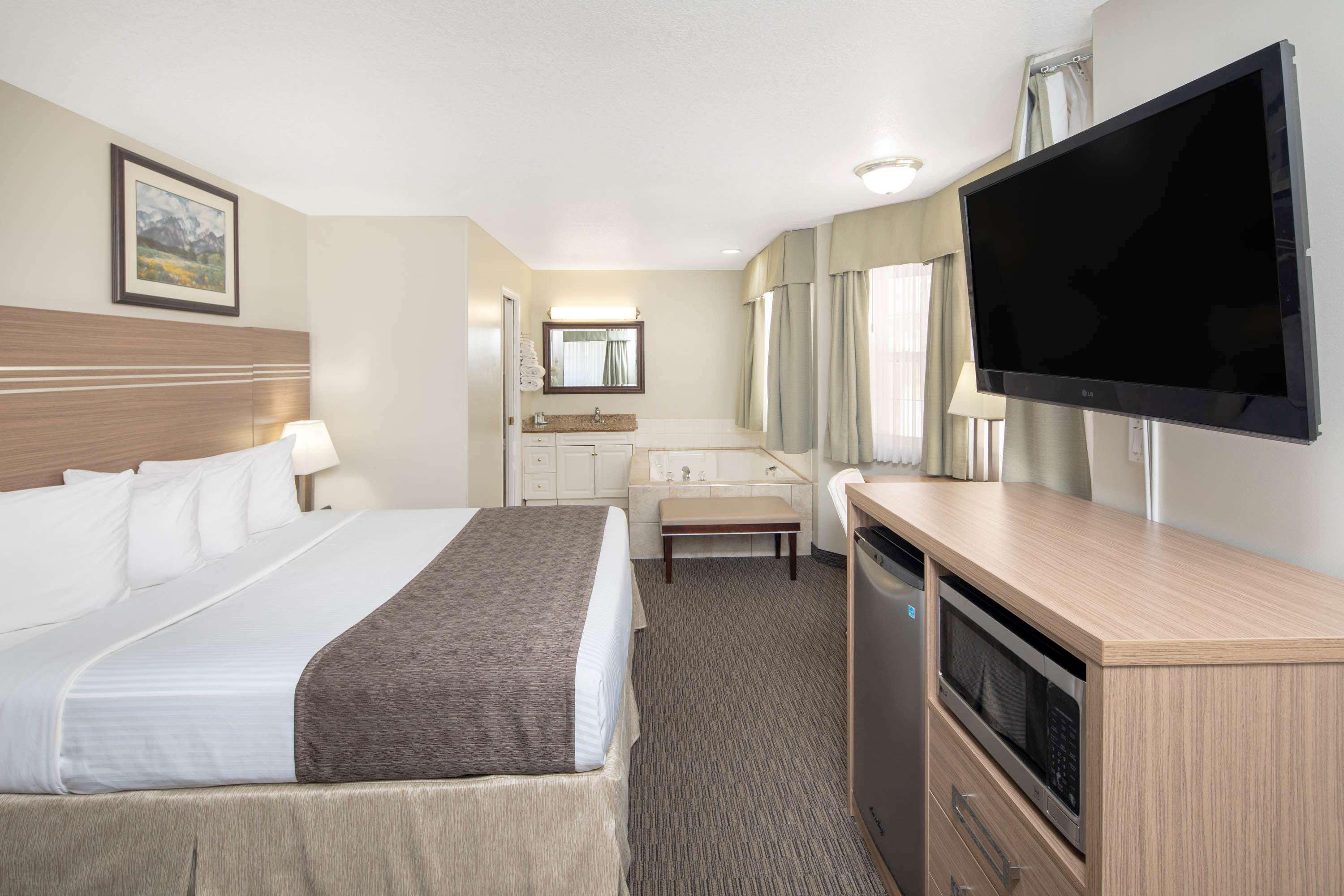 Travelodge By Wyndham Golden Sportsman Lodge Екстер'єр фото