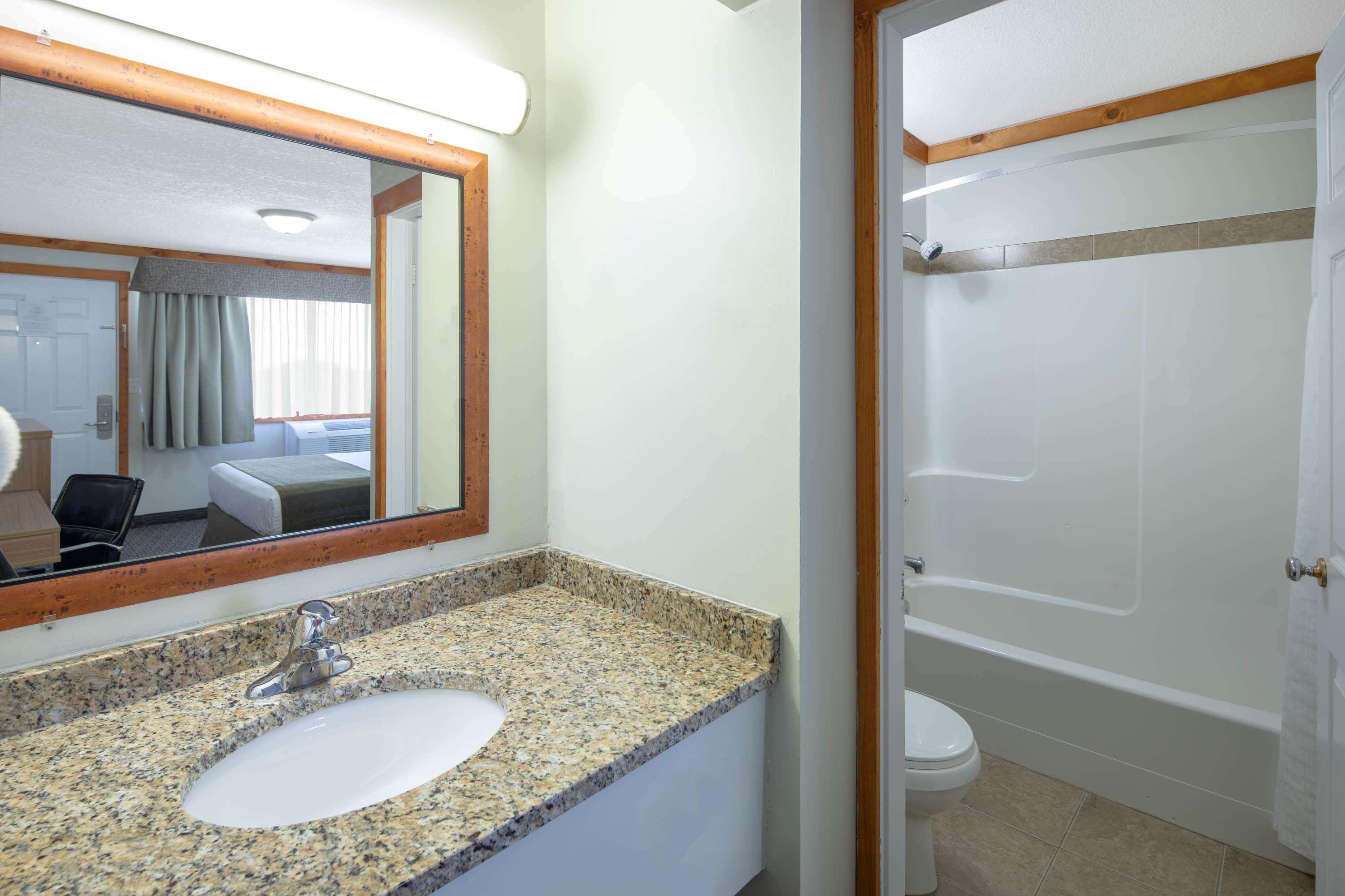 Travelodge By Wyndham Golden Sportsman Lodge Екстер'єр фото